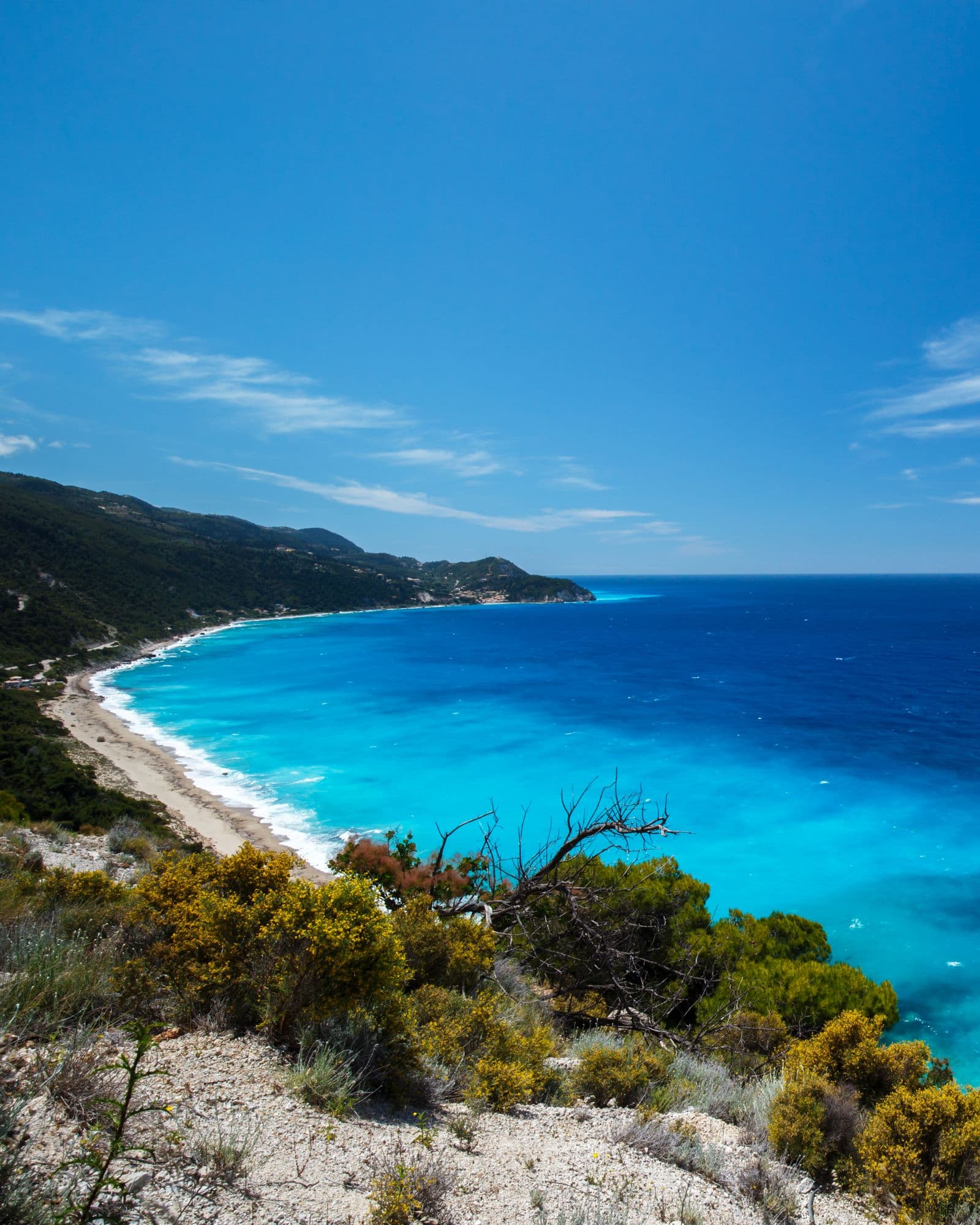 La côte ouest de Lefkada, une longue plage et la mer turquoise