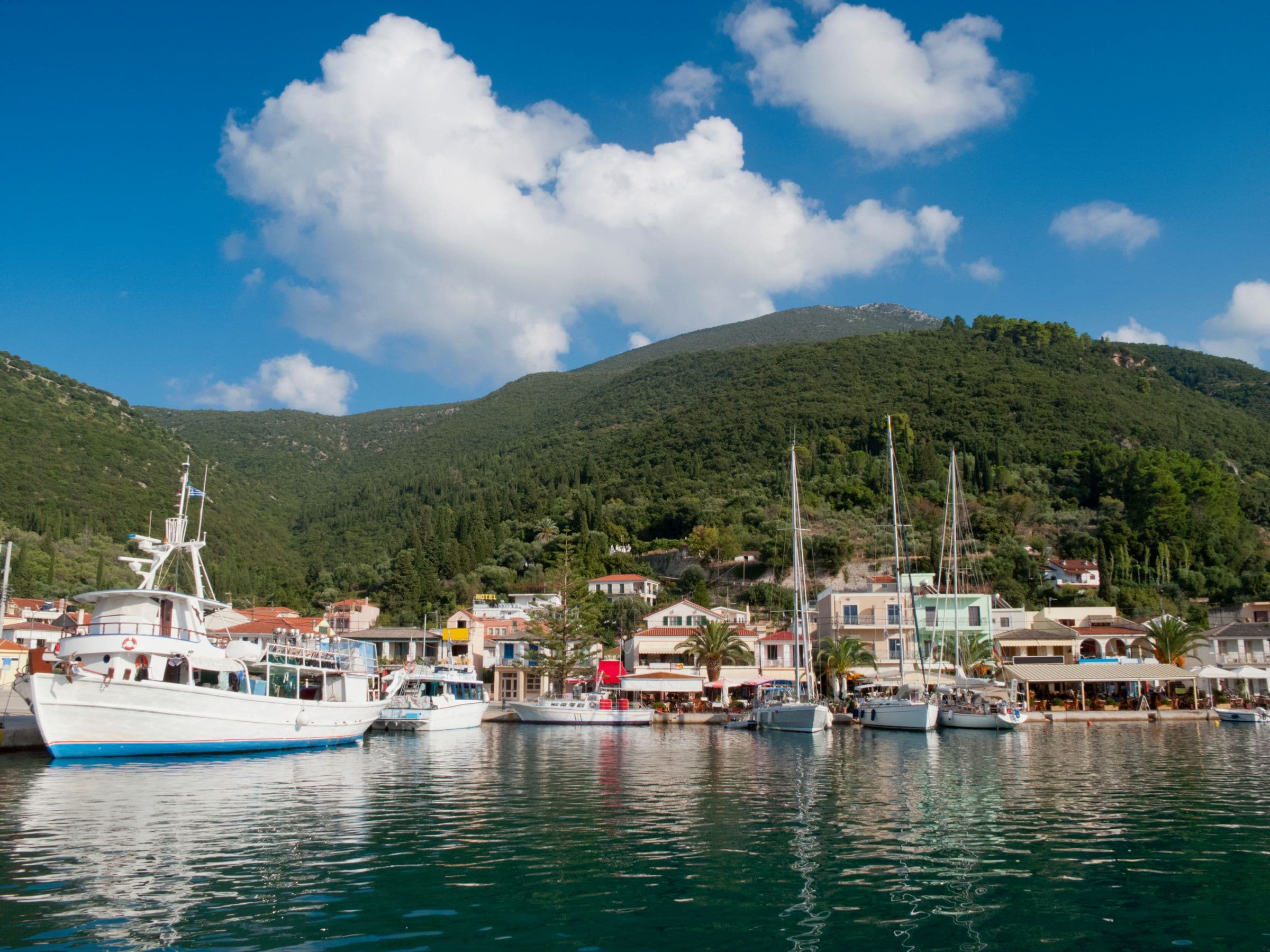 Le port de Sami, ses voiliers et ses tavernes sur le quai